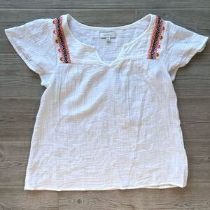 New Directions Women's Short Sleeve Embroidered Split Neck Blouse‎ Size Small